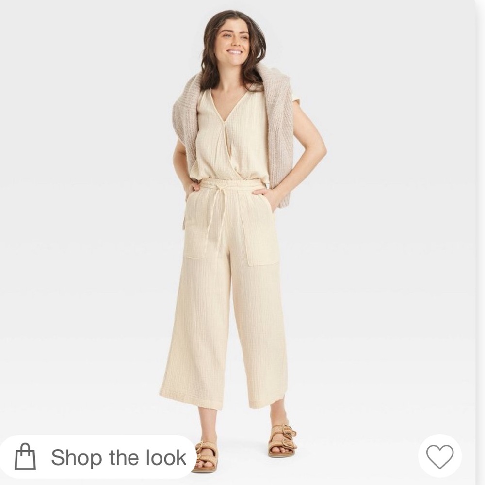 Universal Thread Cream Cropped pants with elastic Waist
